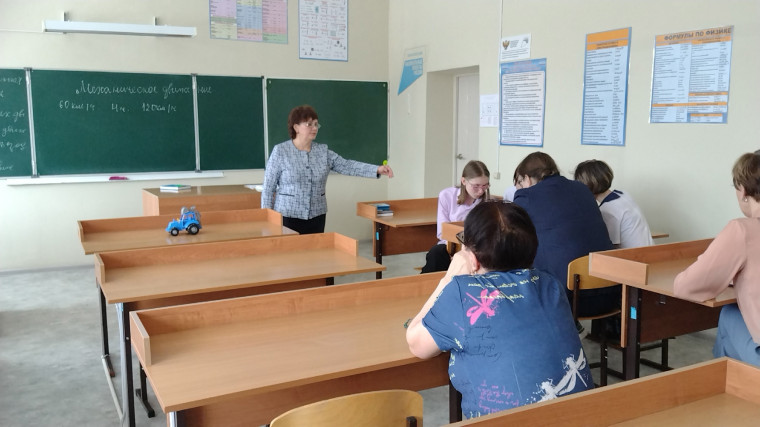 Учитель физики Славщик О.В. ставит задачу учащимся.
